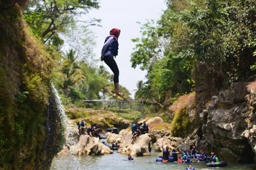 lompat di sungai oyo