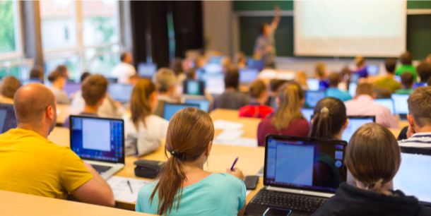 suasana pengajaran di kelas ketika menjadi guru atau dosen