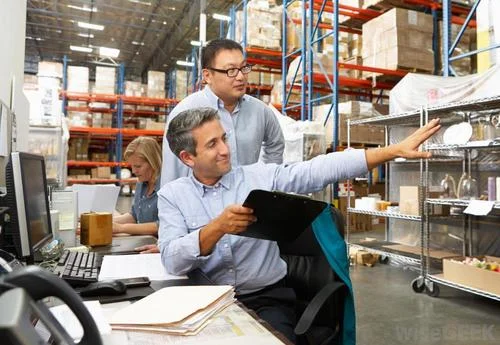 suasana dalam ruangan warehousing di bidang logistik