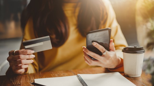 membayar menggunakan kartu atm